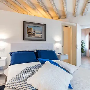  Apartment Heaven Biennale, The Elegant Italien